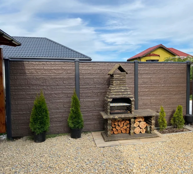 Zdjęcie - Ogrodzenie betonowe nowoczesne z kominkiem w ogrodzie