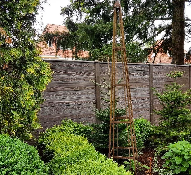 Zdjęcie - ogrodzenie betonowe nowoczesne otoczone krzakami w ogródku