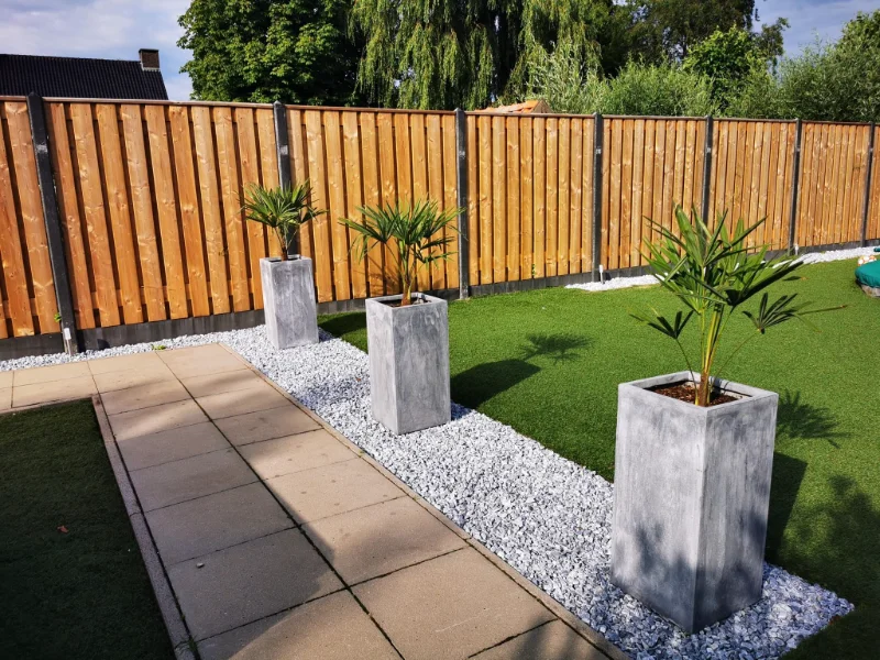 Zdjęcie - ogrodzenie posesji w środku